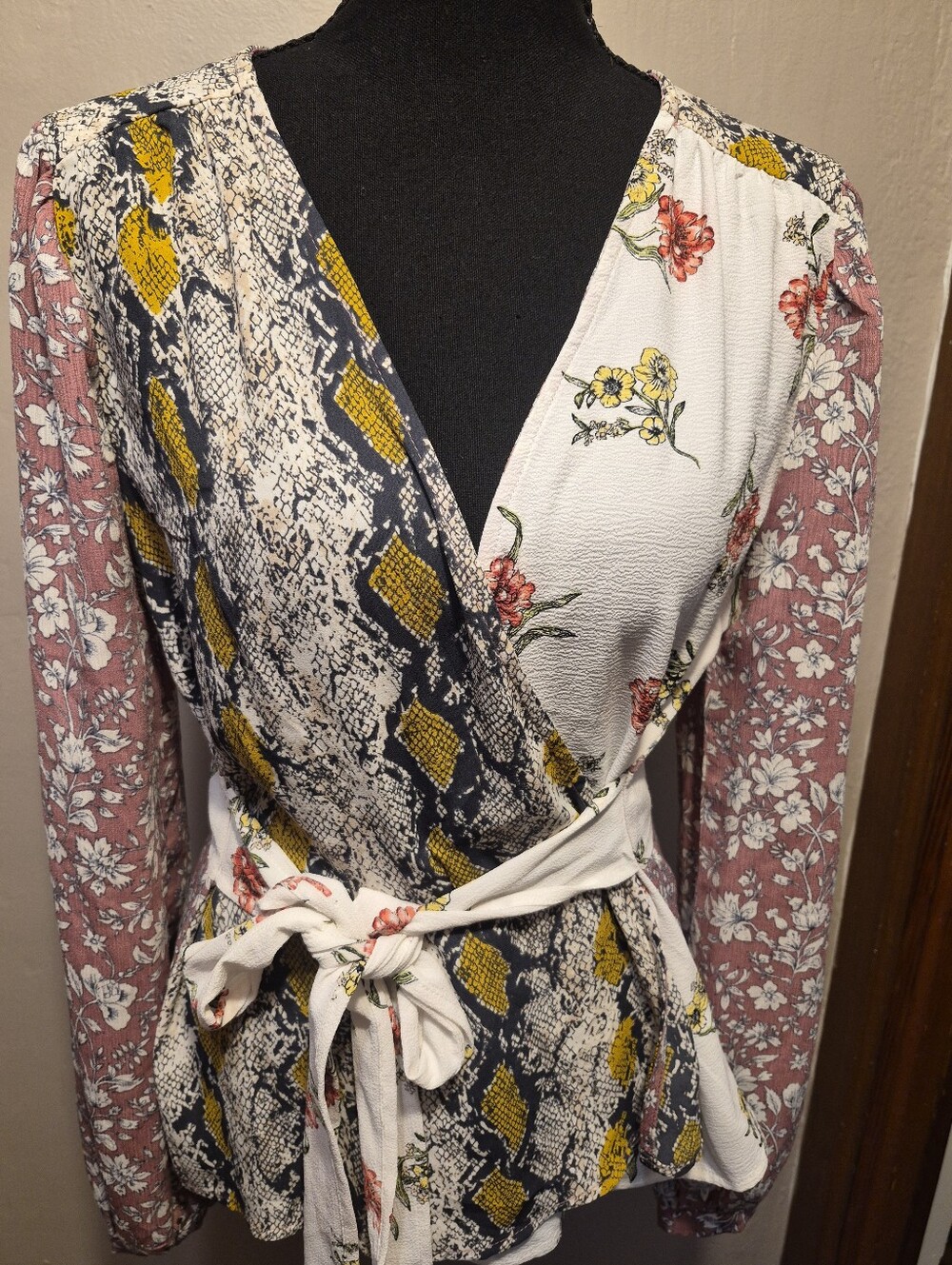 Gimmicks Floral Wrap Top Boho Medium